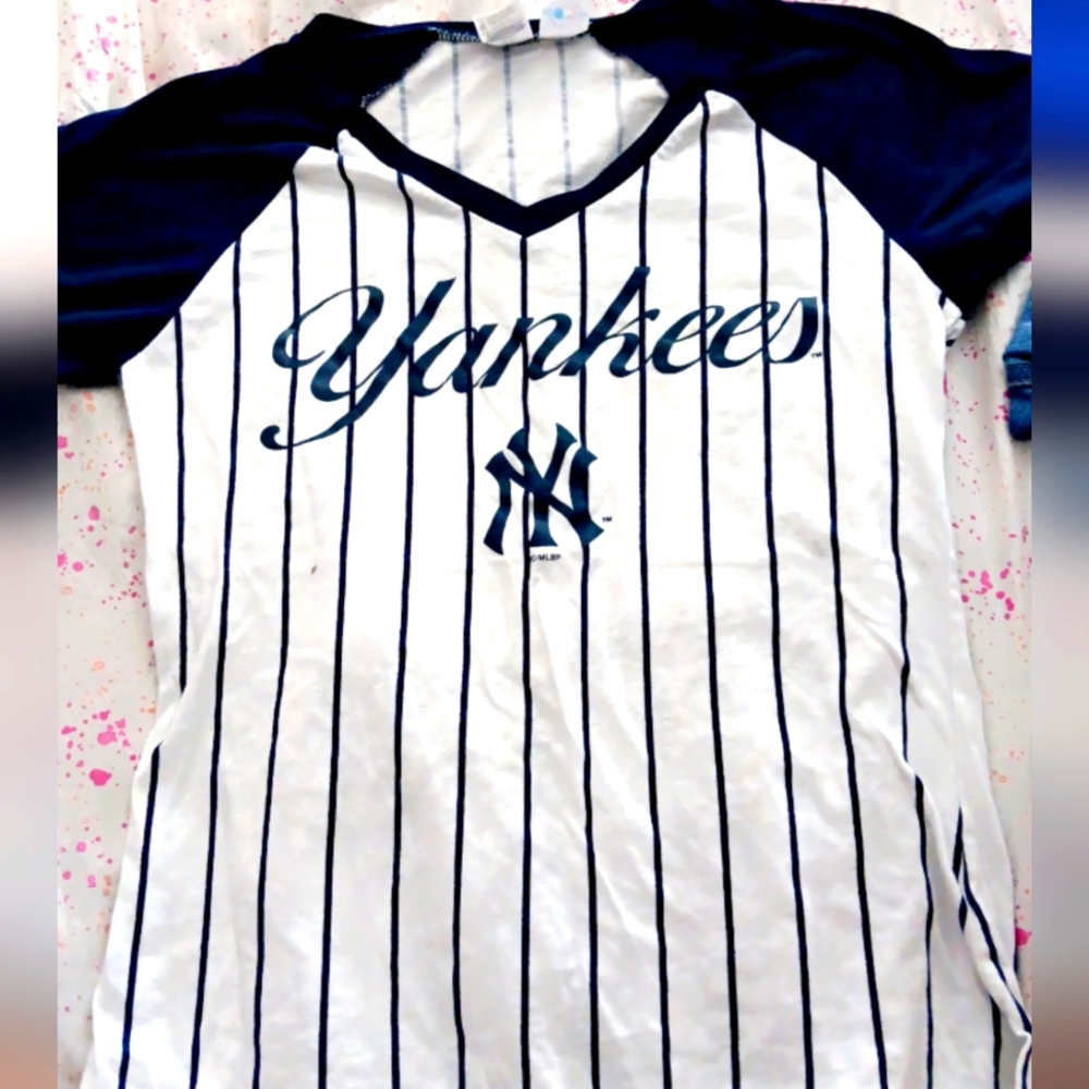 Yankees Small V Neck T Shirt